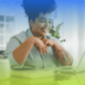 Mulher sorrindo em frent ao computador