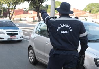 É uma imagem do post com o título Prefeito garante edital do concurso AMC Fortaleza CE até agosto
