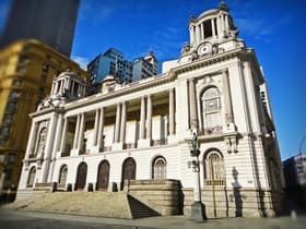 É uma imagem do post com o título Concurso Câmara Municipal RJ: analista tem ganhos de até R$14 mil