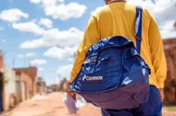 É uma imagem do post com o título Concurso Correios: carteiro tem mais de 1,5 milhão de inscritos