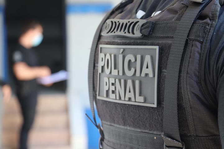 Colete de balas com a expressão "Polícia Penal" em destaque (Foto: DEPPEN/PR)