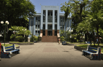 É uma imagem do post com o título Concurso Magé RJ: edital da área Fiscal também é suspenso