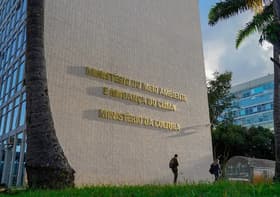 É uma imagem do post com o título Concurso MMA: confira os salários e benefícios do novo edital