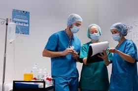 É uma imagem do post com o título SES SC abre vagas para oftalmologista e técnico de enfermagem
