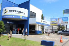 É uma imagem do post com o título Concurso Detran AC: banca é definida para novo edital