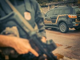 É uma imagem do post com o título Concurso PF: candidato pode levar arma no dia da prova?
