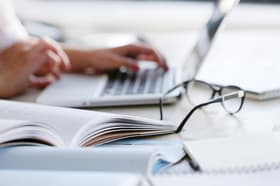 É uma imagem do post com o título DAE Bauru retifica concursos públicos com três vagas abertas