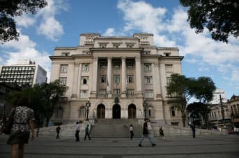 É uma imagem do post com o título Santos SP publica editais de concurso com mais de 300 vagas