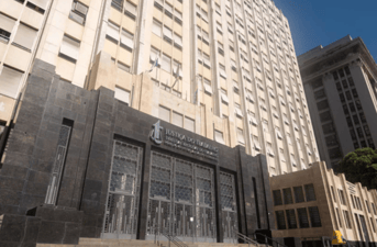 É uma imagem do post com o título Concurso TRT RJ está em fase de contratação da banca, diz órgão