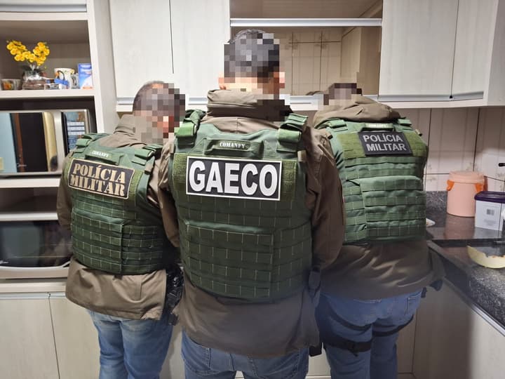 Policias do GAECO trabalham em investigação sobre fraudes em concursos SC