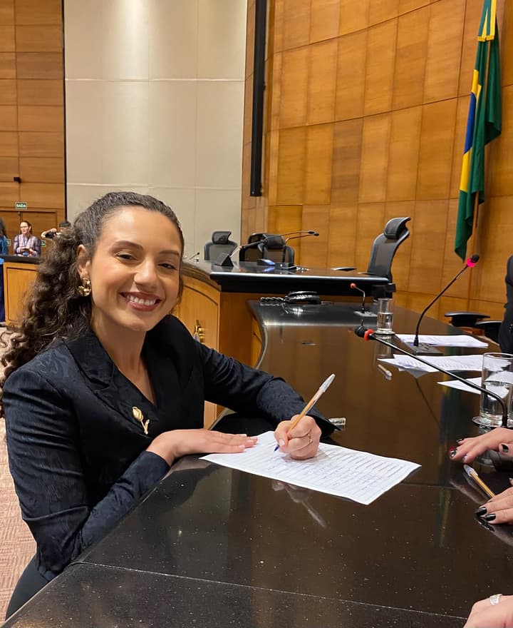 Isabela assinando a posse no concurso TJ RJ