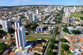 É uma imagem do post com o título Vitória da Conquista BA divulga concurso com 182 vagas efetivas