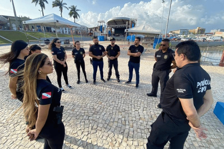 Policiais da PC PA reunidos em círculo