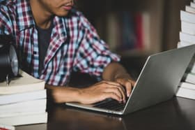 É uma imagem do post com o título Como começar a estudar para concursos? Veja 7 passos