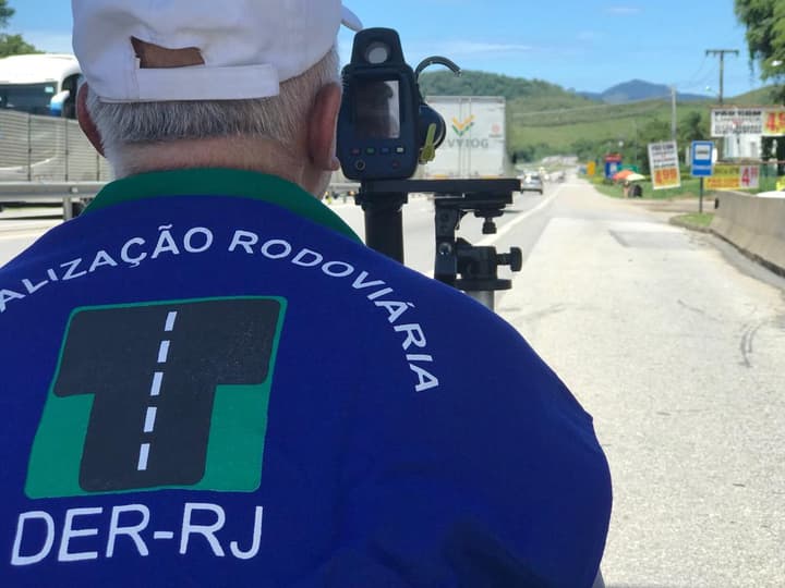 Servidor do DER RJ realiza fiscalização rodoviária