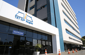 É uma imagem do post com o título Concursos TRT's têm 1.049 vagas previstas no PLOA 2026