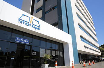 É uma imagem do post com o título Concursos TRT's têm 1.049 vagas previstas no PLOA 2026
