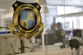 É uma imagem do post com o título Concurso Polícia Científica PR oferece vagas para 13 áreas; veja!