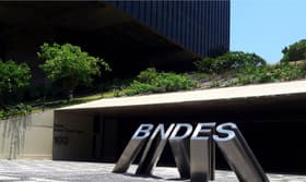 É uma imagem do post com o título Novo concurso BNDES terá 94 vagas para níveis médio e superior