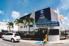 É uma imagem do post com o título Concurso PGE SE: sai edital com vagas de procurador; R$17 mil!