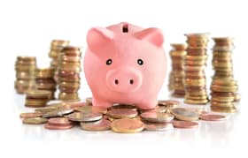 É uma imagem do post com o título 7 cursos para concursos públicos com desconto na Black Friday