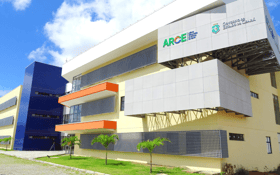É uma imagem do post com o título Concurso Arce CE divulga edital com 51 vagas de analista
