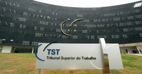 É uma imagem do post com o título Concurso TST: novo edital está em análise pela Administração