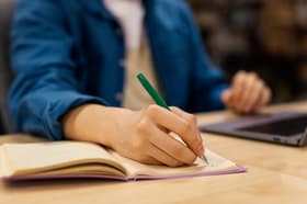 É uma imagem do post com o título UFV abre dois concursos públicos para docente