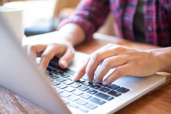 É uma imagem do post com o título 15 concursos com inscrições abertas em janeiro
