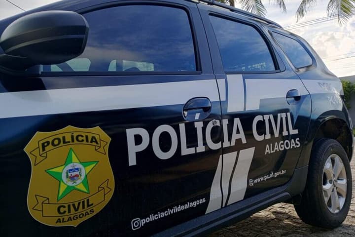 Viatura da PC Alagoas na cor preta adesivada com a logo e emblema da corporação