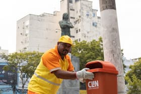 É uma imagem do post com o título Novo concurso Clin RJ terá 217 vagas para garis e outros cargos