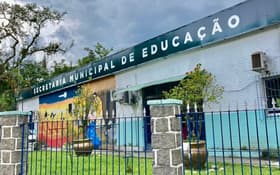 É uma imagem do post com o título Concurso Guapimirim RJ terá novo edital com 508 vagas na Educação