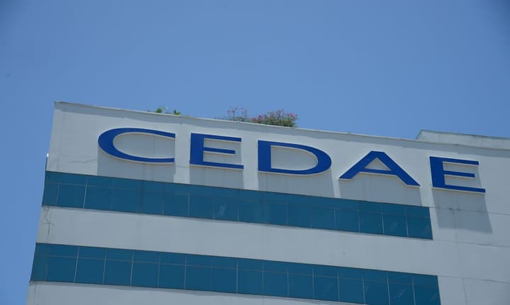 Foto do prédio da Cedae com o letreiro em foco