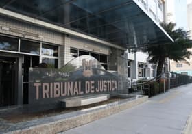 É uma imagem do post com o título FGV comunica a retomada do concurso TJ RN para nível superior