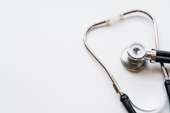 É uma imagem do post com o título SES SC abre vagas para médicos e enfermeiros em seleção
