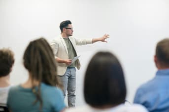 É uma imagem do post com o título IFRS anuncia processo seletivo para professor visitante