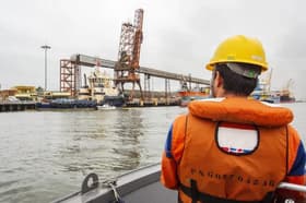 É uma imagem do post com o título Concurso Porto de Itaguaí RJ terá provas domingo, 7; veja demanda