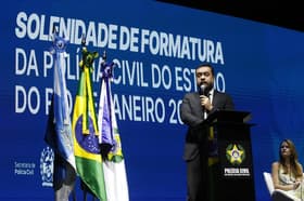 É uma imagem do post com o título Cláudio Castro fala em novos concursos PC RJ a cada dois anos