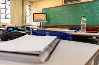 É uma imagem do post com o título Sai edital do concurso SEED PR com 4 mil vagas temporárias