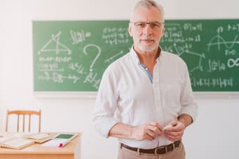 É uma imagem do post com o título UFERSA abre seleção com 11 vagas para professor substituto