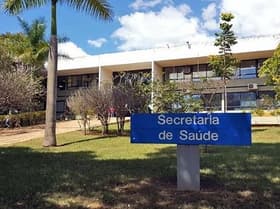É uma imagem do post com o título SES DF divulga edital com 4.002 vagas de níveis médio e superior