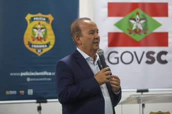 É uma imagem do post com o título Governador anuncia novo concurso SED SC com 10 mil vagas