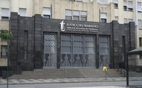 É uma imagem do post com o título Exclusivo! TRT RJ inicia licitação e banca confirma interesse