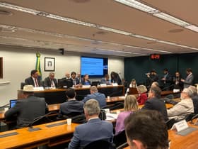 É uma imagem do post com o título Reforma Administrativa: votações noturnas preocupam oposição