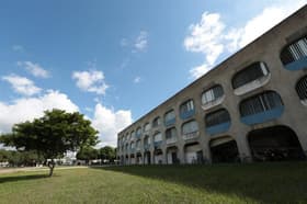 É uma imagem do post com o título Concurso UENF 2025 tem 50 vagas para assistente; veja o que faz