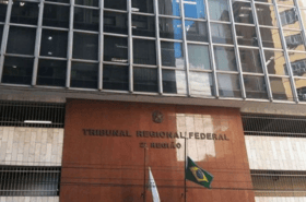 É uma imagem do post com o título Concurso TRF2: sai edital de técnico e analista; até R$15,3 mil