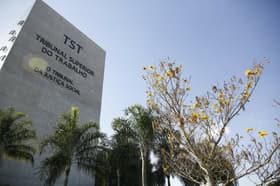 É uma imagem do post com o título Concurso TST: com edital previsto, tribunal soma 144 cargos vagos