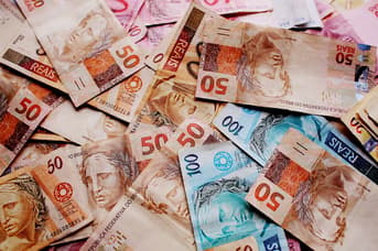 É uma imagem do post com o título Qual salário dos concursos de TRT? Veja valores e benefícios