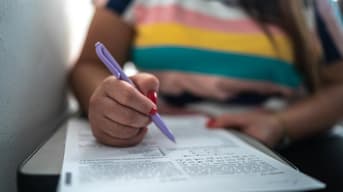 É uma imagem do post com o título Processo seletivo Prefeitura Santo Antônio do Paraíso PR abre vagas na Educação, Saúde e mais