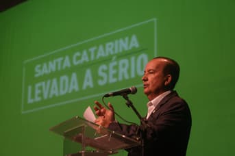 É uma imagem do post com o título Concurso Saúde SC: governador confirma 500 vagas e edital em 2025